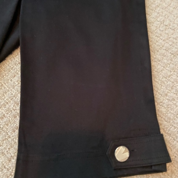 Cache size 4 black Bermuda shorts - Picture 2 of 6